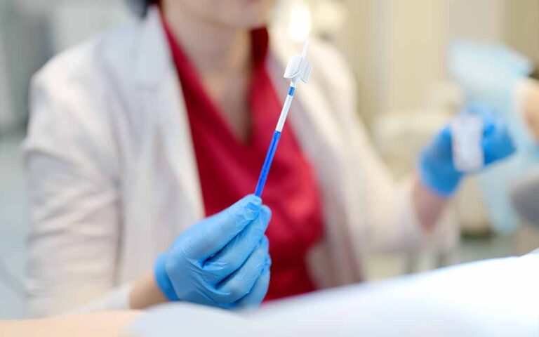 Pap test, HPV test e vaccinazione: cosa è cambiato oggi nella prevenzione del tumore del collo dell’utero