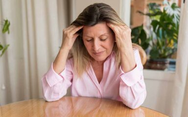 Menopausa: primi sintomi, fasi e come affrontarla al meglio