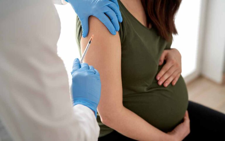 Vaccinazione antinfluenzale in gravidanza: perché protegge mamma e bambino
